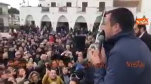 Salvini demolisce il disturbatore