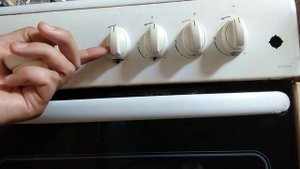 28е В. Как снять ручки с Газовой Плиты. Видео для Женщин. (И некоторых мужчин ) ) ). Gas Cocker.