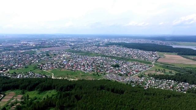 Гора Пильная летом, вид с воздуха на поселок и Первоуральск