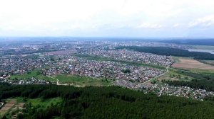 Гора Пильная летом, вид с воздуха на поселок и Первоуральск