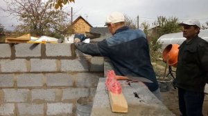 Строю баню из шлакоблока. Подъем стен 5 и 6 ряд.