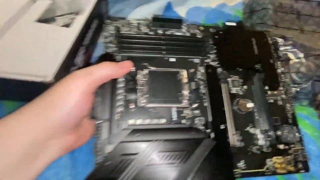 Распаковка лучшей материнской платы MSI B650 Tomahawk Wi-Fi смотреть онлайн