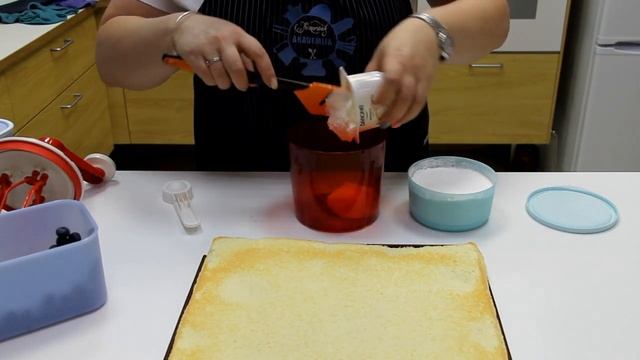 Бисквитный рулет с голубикой. Силиконовый Противень Tupperware