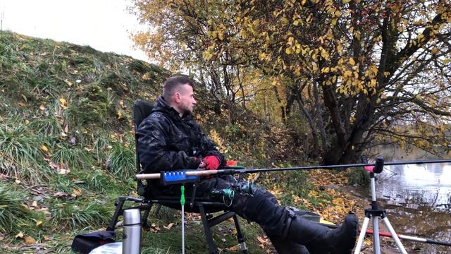 Закрывать сезон ЕЩЕ РАНО! Рыбалка на фидер в городе смотреть онлайн