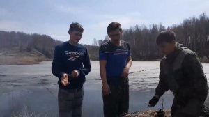 Не большой пикник с друзьями около водопада