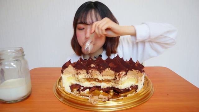 티라미수 케이크 한 판 디저트 먹방입니다~!!? Tiramisu Cake eating sound eating show смотреть онлайн