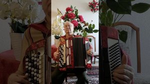 Белая роза- свидание,  красная ‐ любовь.