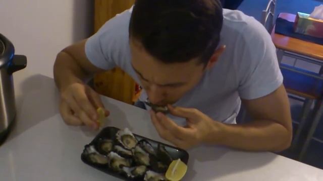 Первый раз ем устрицы смотреть онлайн