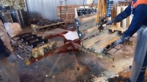 Процесс заливки ППУ скорлупы в двойную форму.