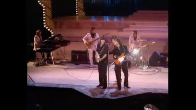 Cliff Richard And The Shadows Apache We Don't Talk Anymore Royal Variety 1981 смотреть онлайн