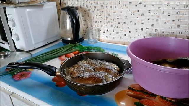 Жареные карасики да с зелёным лучком смотреть онлайн