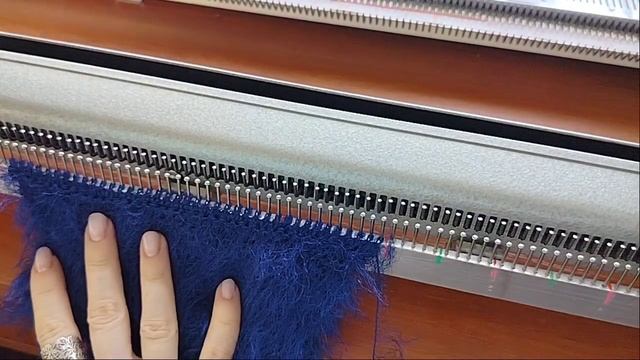 СРАВНЕНИЕ: вязание фасонной пряжи (травка) на вязальной машине и на вязальном аппарате смотреть онлайн