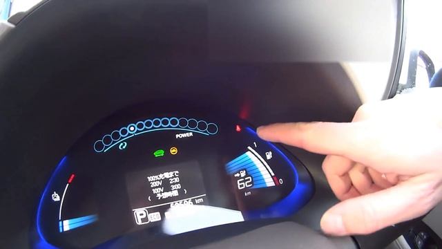 Красный и желтый треугольники Nissan Leaf