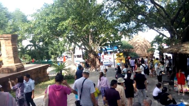 Чамские башни Понагар. Многолюдно. Ponagar. Nha Trang. смотреть онлайн