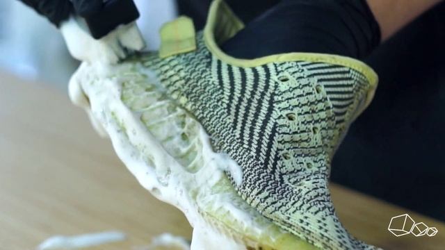Как почистить Adidas Yeezy Boost 350 V2?! // Видеоинструкция от Solemate смотреть онлайн