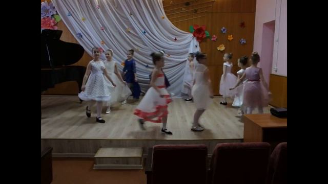Учащиеся детской школы искусств поздравляют костюковчанок с 8 Марта смотреть онлайн