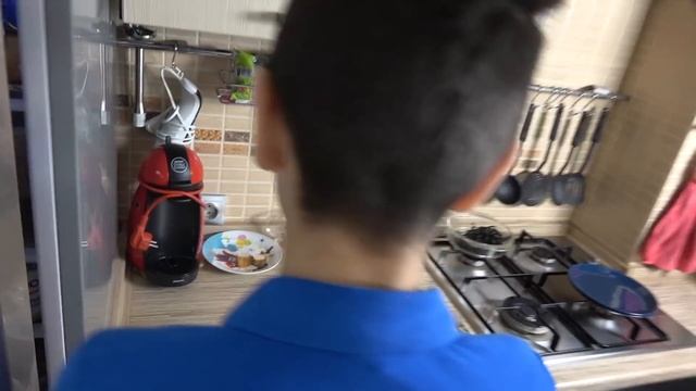 Дети едят Чёрную лапшу Что случилось с Андрей эвридэй? Видео для детей смотреть онлайн