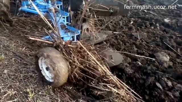 Плуг оборотный навесной ПОН 3 | МТЗ 82 | вспашка по подсолнечнику | Уманьферммаш смотреть онлайн