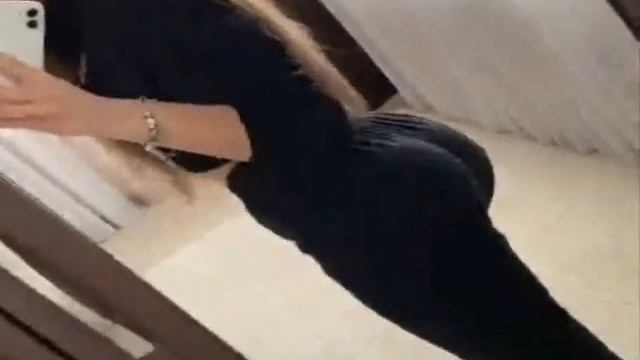 Офигенная попа, я думаю такой даже изменять не кто не будет смотреть онлайн