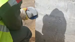 Шлифовальная обработка цоколя дома.