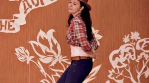 Очень зажигательный танец от старшеклассников