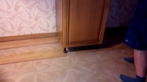 Двигаем шкаф на ламинате по ПВХ кварц виниловой плитке, не царапая её