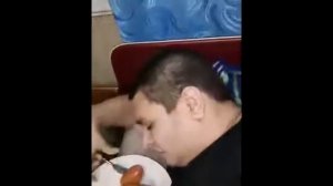 Гительман ест в кровати