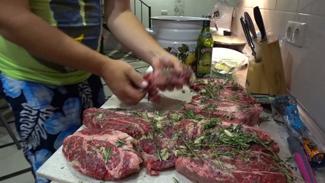 Готовим вкусные стейки из мраморной говядины Чак рол