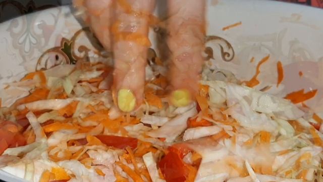 Очень вкусный Салат Осенний из  капусты,моркови и перца