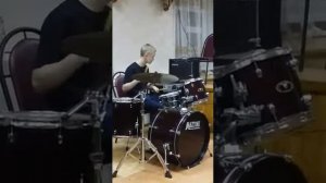 Парень круто играет на барабанах!!! (иси-диси )
