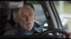 Пожилой вдовец на сайте знакомств выдает себя за молодого мужчину.Комедия-Мистер Штайн идет в онлай