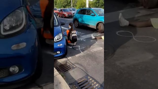 "Finger weg von meinem Auto!", Fahrerin umfährt Blockade Letzte Generation, Radfahrer blockiert