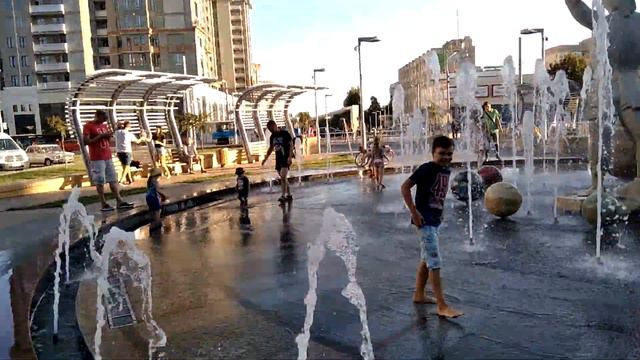 ЕГОР КУПАЕТСЯ В ФОНТАНЕ В ВИННИЦЕ смотреть онлайн