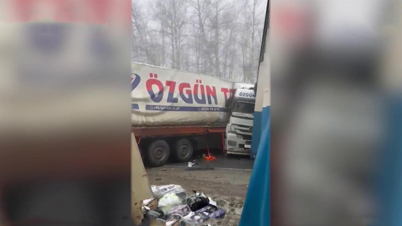 Массовая авария из-за сложных погодных условий произошла в Саратовской области