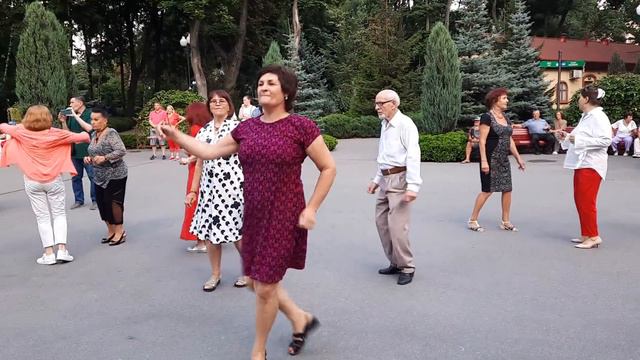 ПУСТЬ ПЛАЧУТ ТЕ,КОМУ МЫ НЕ ДОСТАЛИСЬ смотреть онлайн