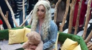 Ольга Бузова показала, какой была 20 лет назад: белый парик и штаны с лампасами