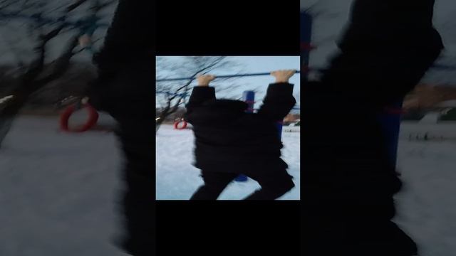 Подтягивания на свежем воздухе зимой на морозе