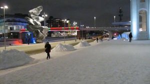 Болотная площадь в Москве. ГЭС 2 и памятник большой Какашке
