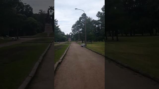 Сталинская застройка и ротонда древние фундаменты и вазоны на Нарвской