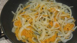 Пангасиус, тушеный с овощами