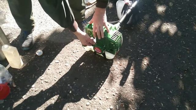 Как СОБРАТЬ бензокосу (мотокосу). Tatra Garden BCU-73. ПЕРВЫЙ ЗАПУСК. смотреть онлайн