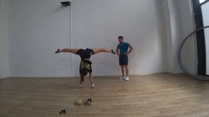 КАК НАУЧИТЬСЯ СТОЯТЬ НА ОДНОЙ РУКЕ? СОВЕТЫ ОТ ПРОФЕССИОНАЛЬНОЙ ЦИРКОВОЙ АРТИСТКИ