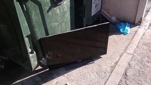 нашел на мусорке телевизор samsung