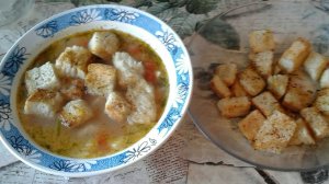 Сухарики на сковородке со специями к супу.