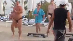 Мужик отжигает в Египте