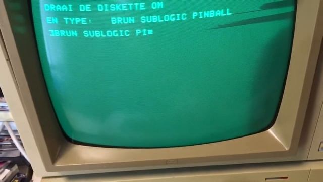 Apple IIe met diskdrives en originele monitor смотреть онлайн