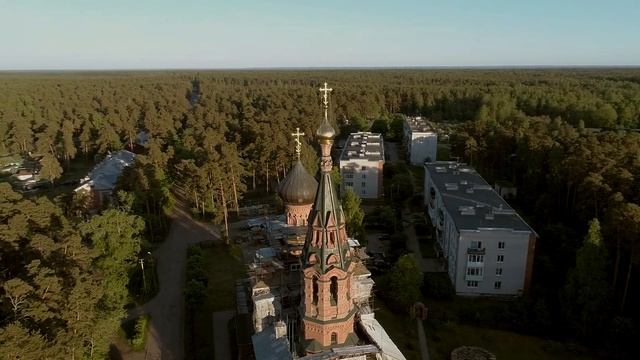 Красивое Озеро Горавалдайское и храм святой Троицы в деревне Горавалдай. Аэросъемка смотреть онлайн