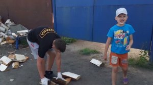 273/КОЛИМ,ВОЗИМ И СКЛАДЫВАЕМ ДРОВА//ПОЛИВАЕМ ОГОРОД//ПОМОЩНИЦА -ОГОРОДНИЦА