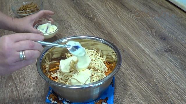 Салат из моркови по - корейски с сыром и сухариками. Carrot salad with cheese and crackers.