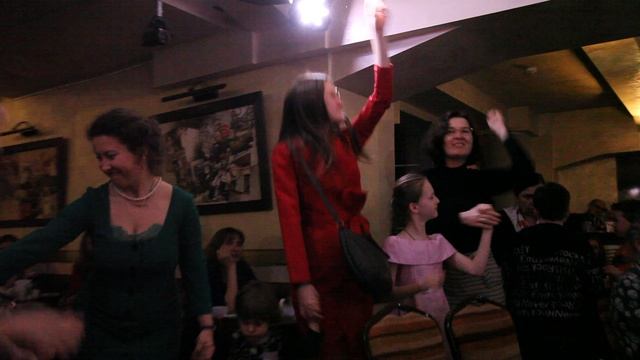 Девушки отжигают! на концерте Никиты Вятчанина и группы РОСА